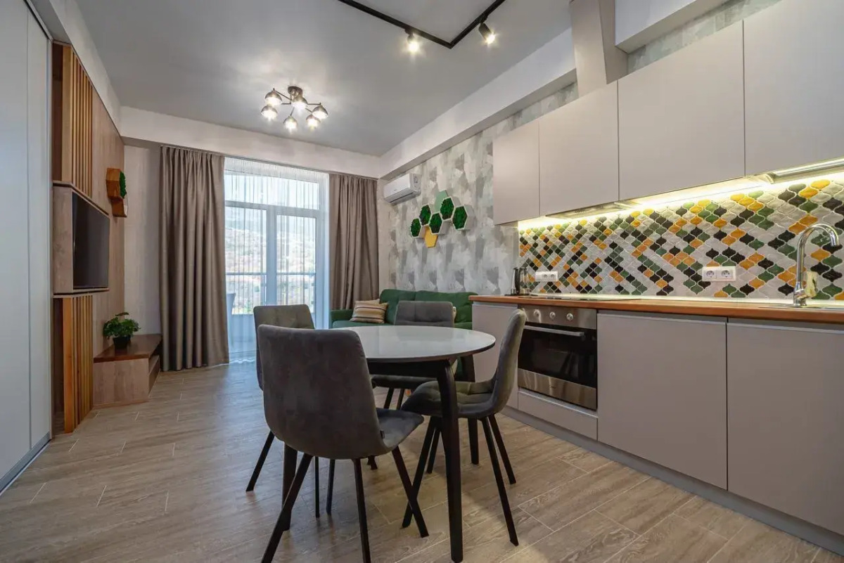 Апартаменты на Ялтинской улице, 12А. ЖК «Шато Лувр»