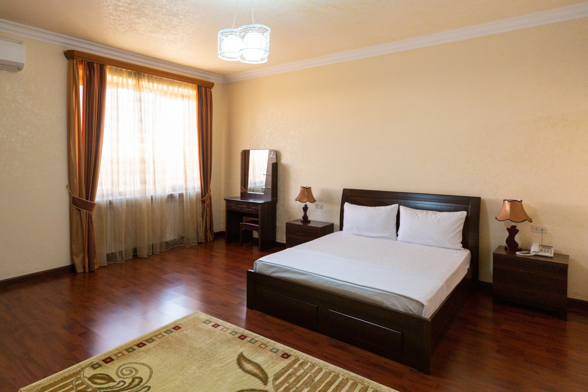 Отель La Defense Yerevan