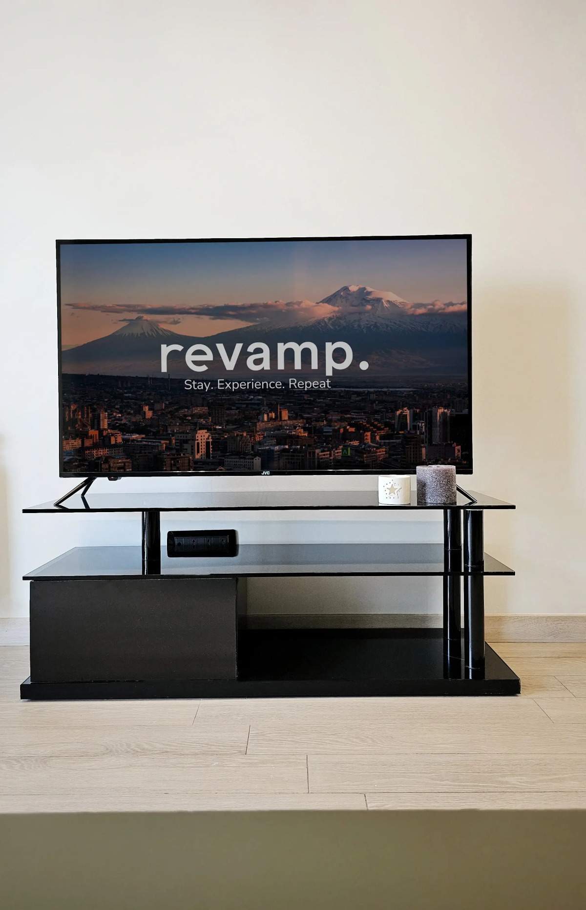 Апартаменты Newly Renovated Condo, Steps to Republic Square