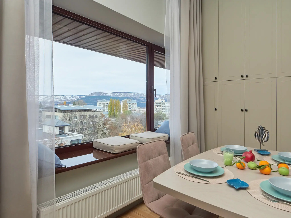 Апартаменты Ирис от Ирины Савельевой В центре города у Каскадной лестницы С завораживающим видом на Боргустанский хребет 6 этаж