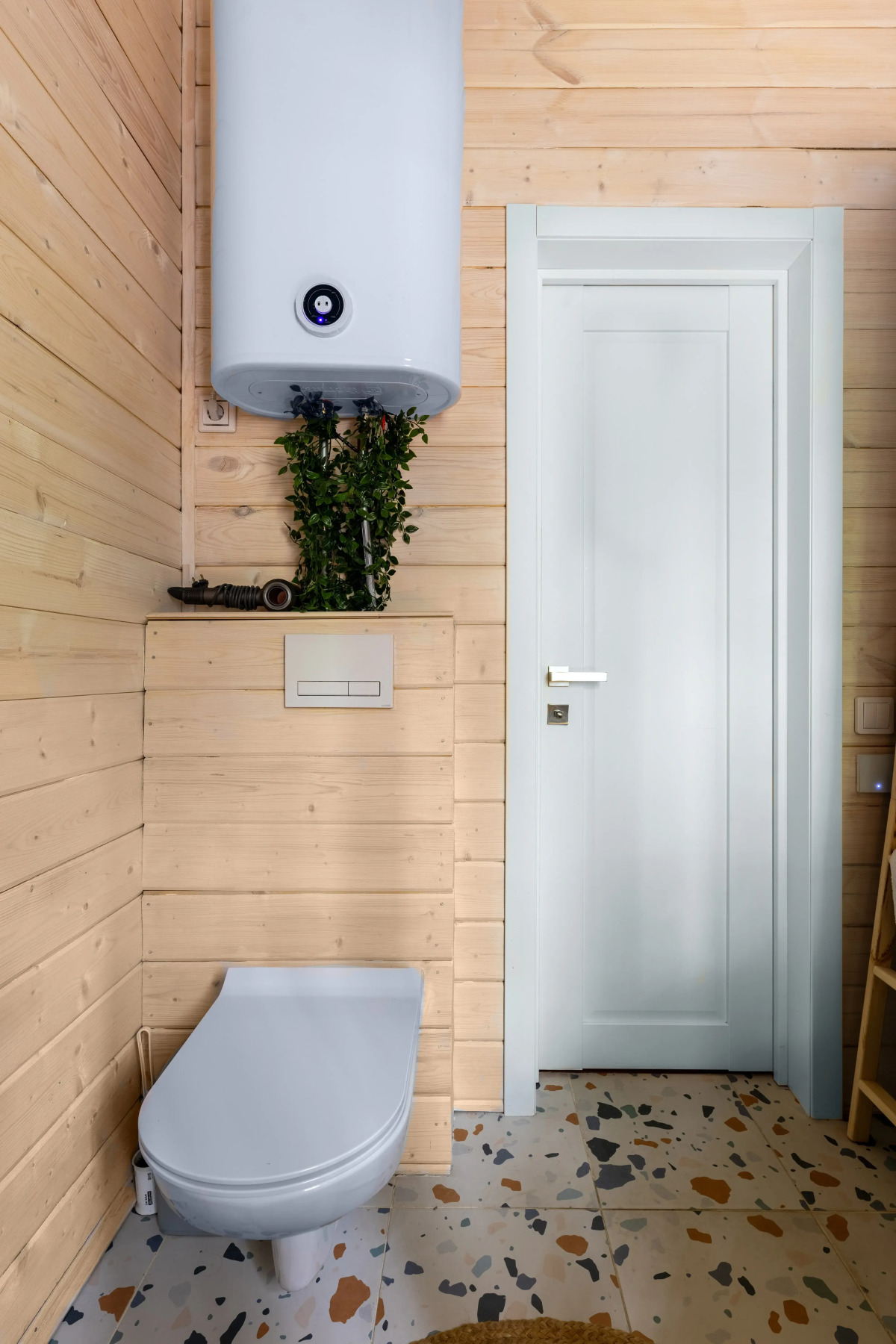 Частный дом в еловом лесу