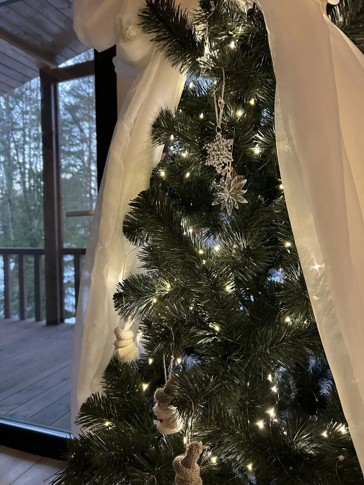 Частный дом у озера с террасой Сосновый дом