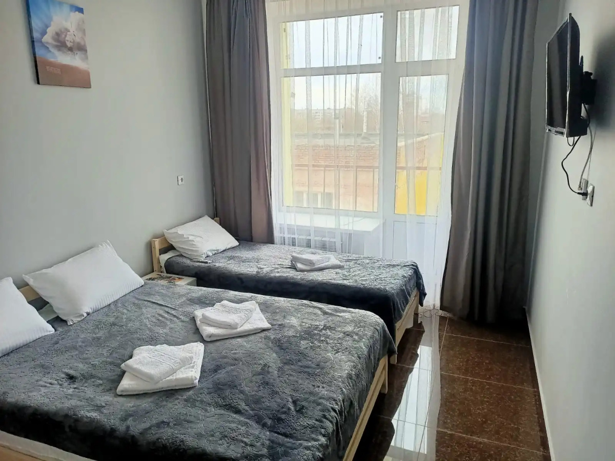 Отель на радужной