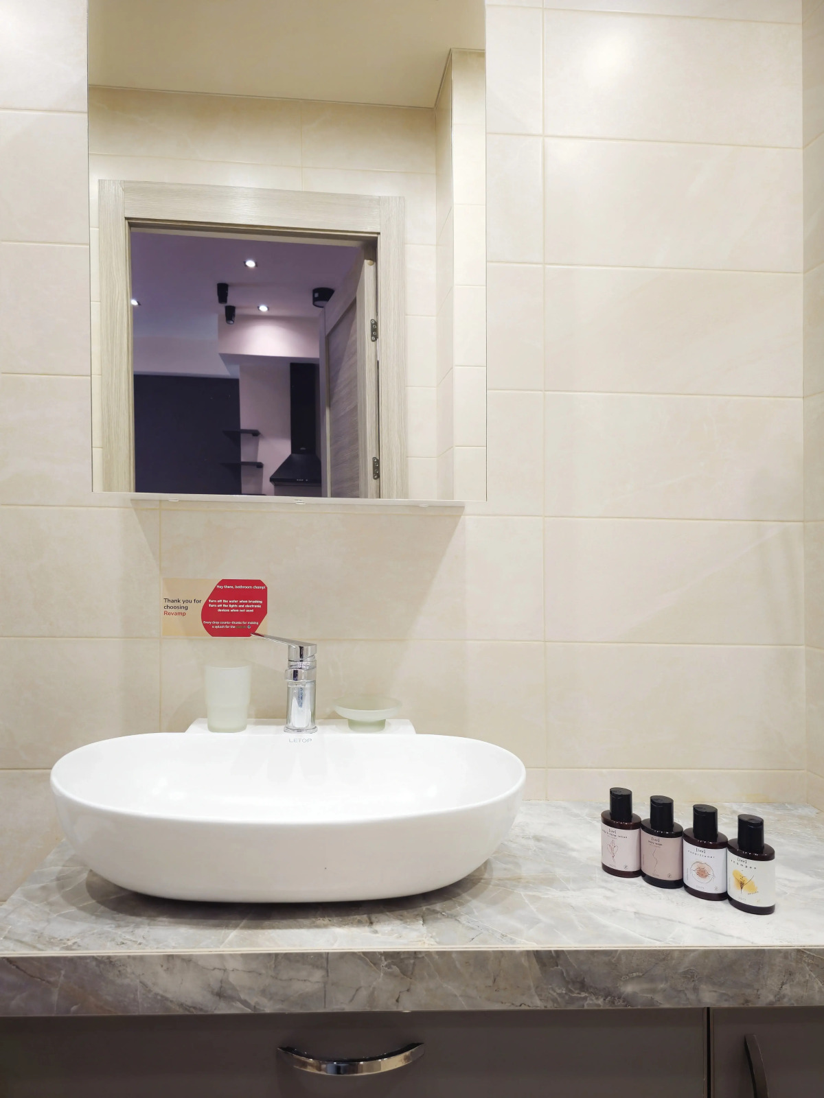 Апартаменты Newly Renovated Condo, Steps to Republic Square