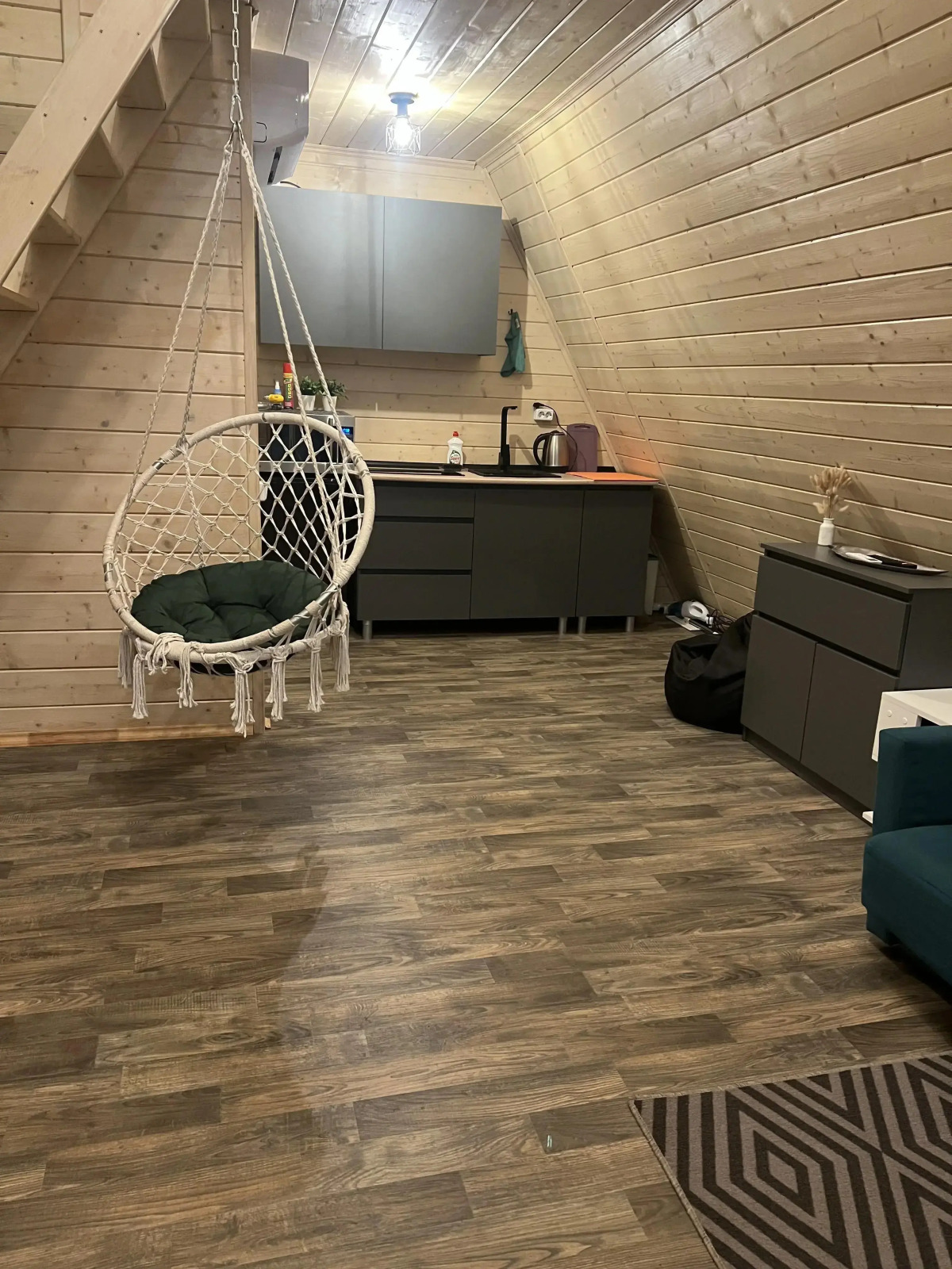 Частный дом Уютный у Реки с Чаном в Современном Стиле