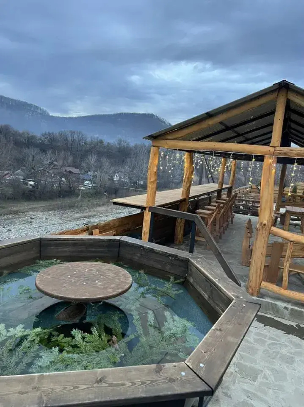 Частный дом с баней бассейном и мангалом на берегу реки