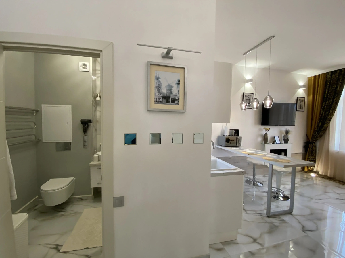 Апартаменты в современном стиле с камином