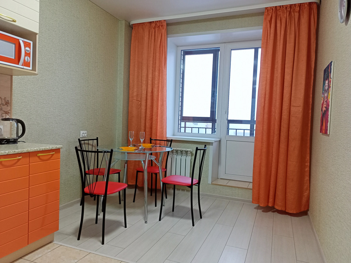 Квартира Кирова 120А оранжевая квартира