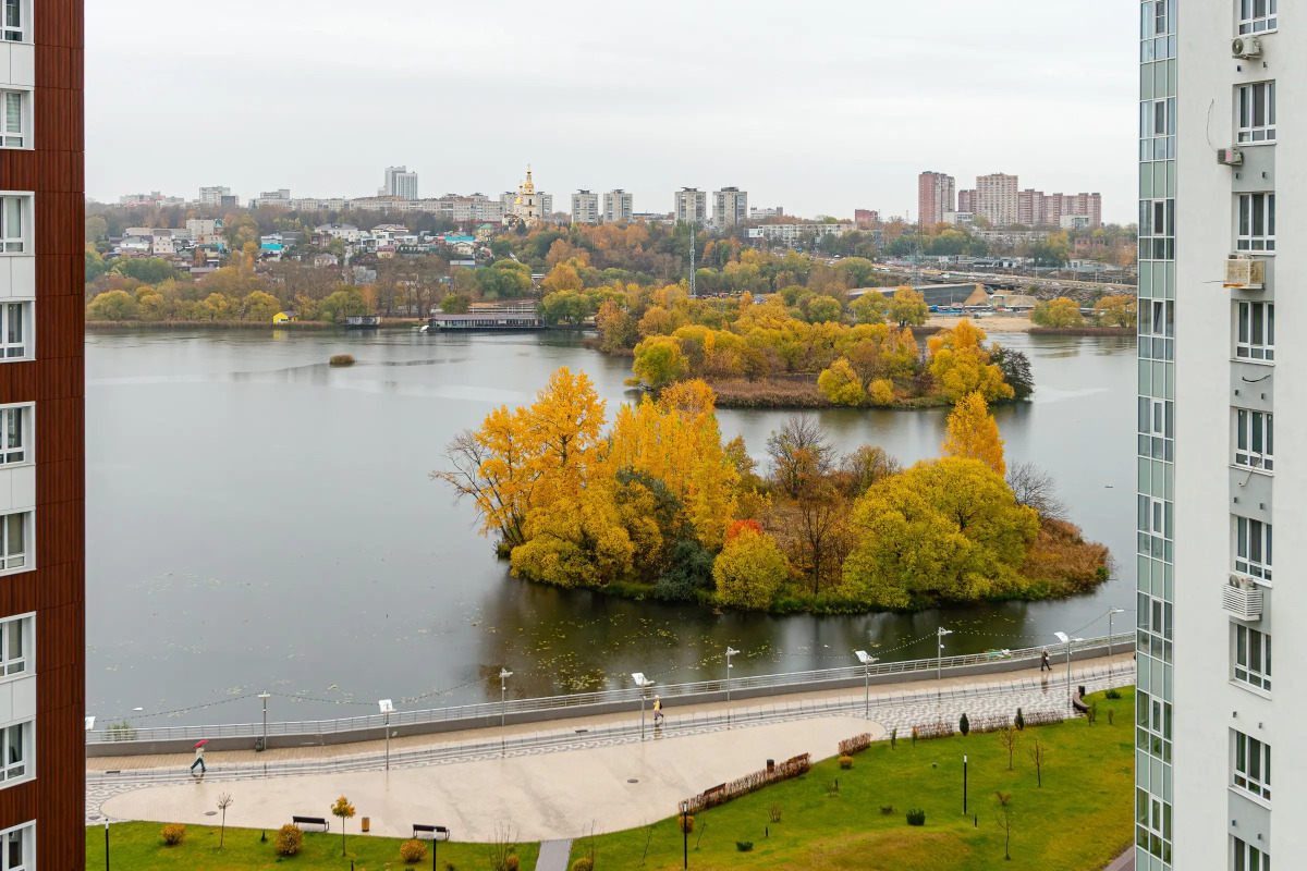 Апартаменты с панорамными окнами на набережной реки
