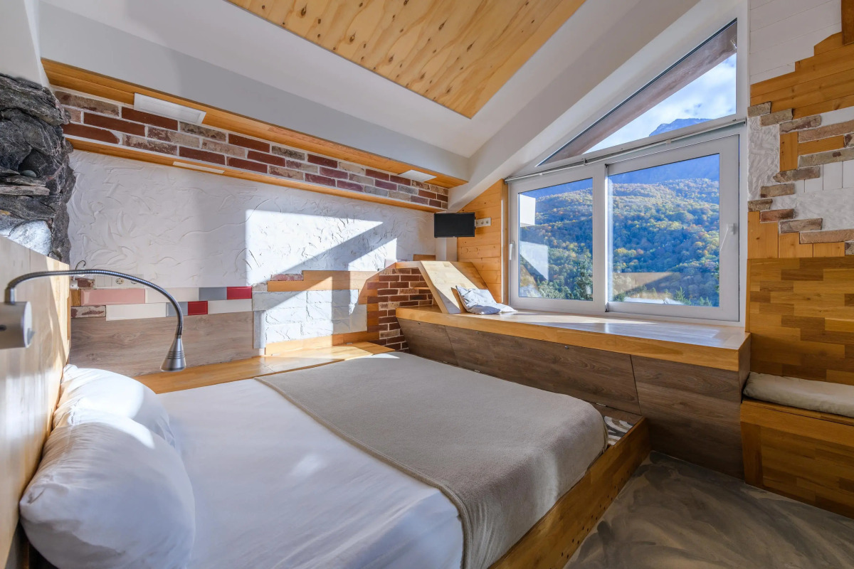 Апартаменты Оплот ETHNICA Дизайн Студия | 40м² | 3 Этаж Ваше Окно в Горы