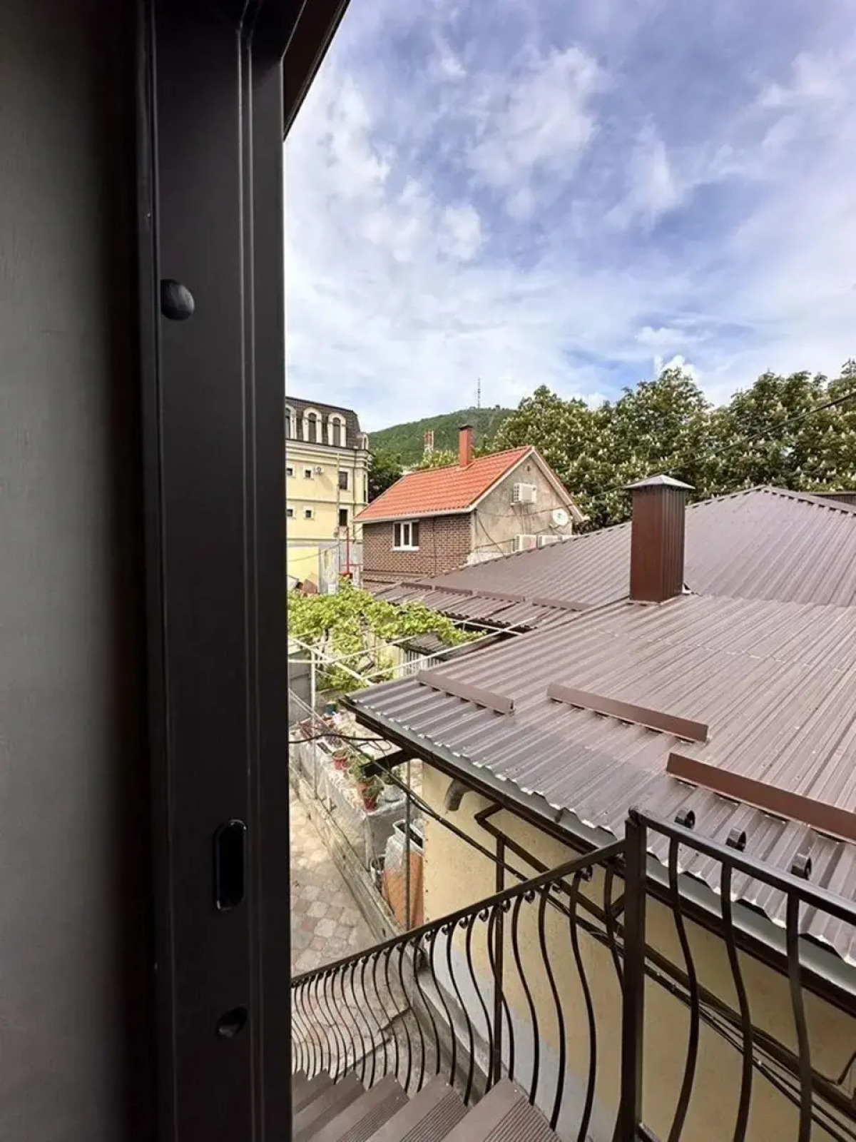 Апартаменты на втором этаже с балкoном