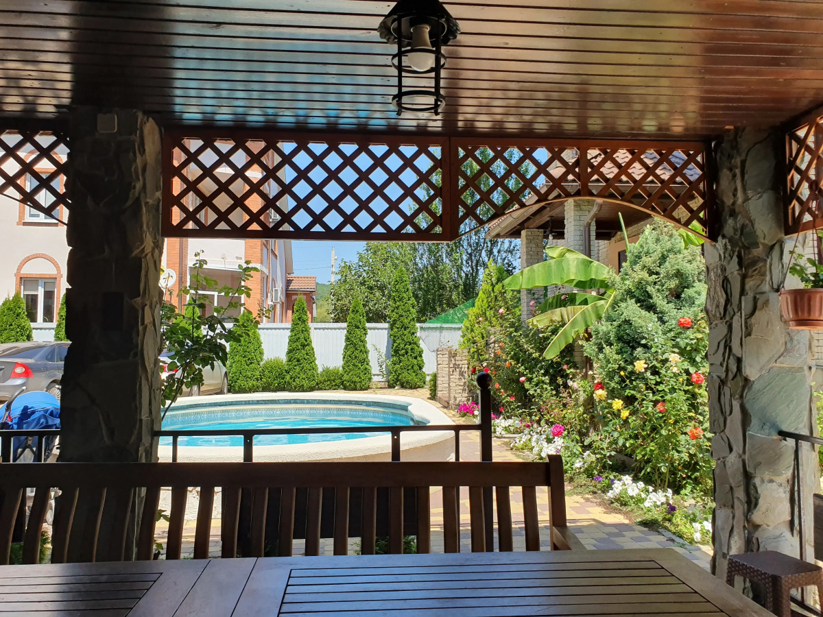 Гостевой дом Замок на Земляничной