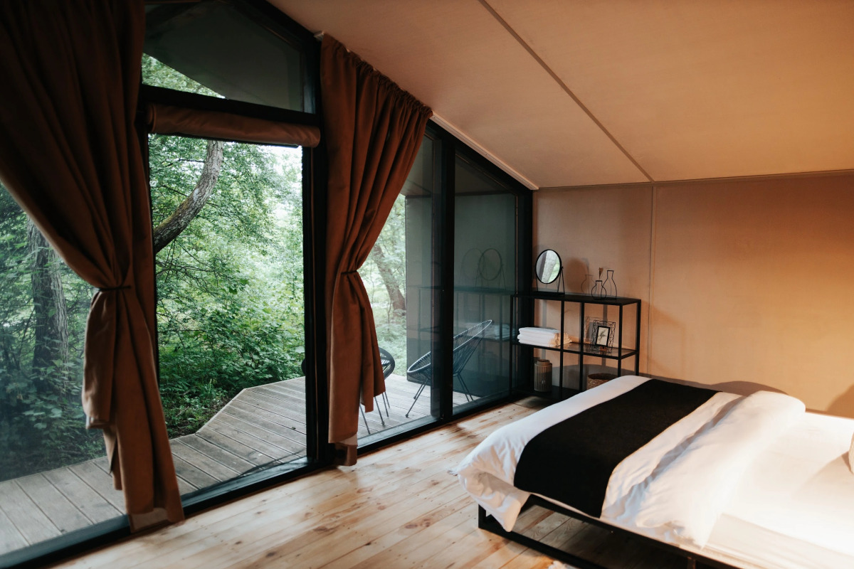 Поляна Глэмпинг, 1-я линия моря (12+)