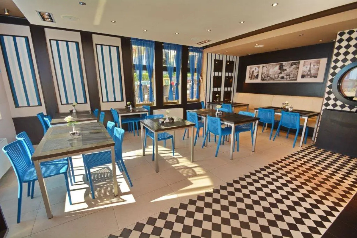 Отель Swiss Holiday