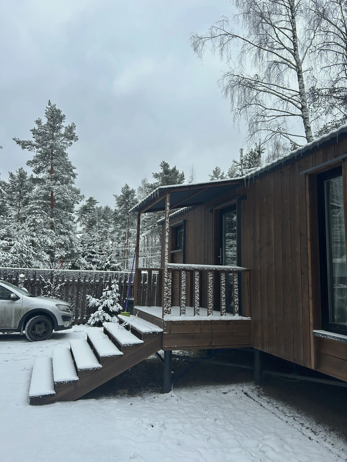 Частный дом у озера с террасой Сосновый дом