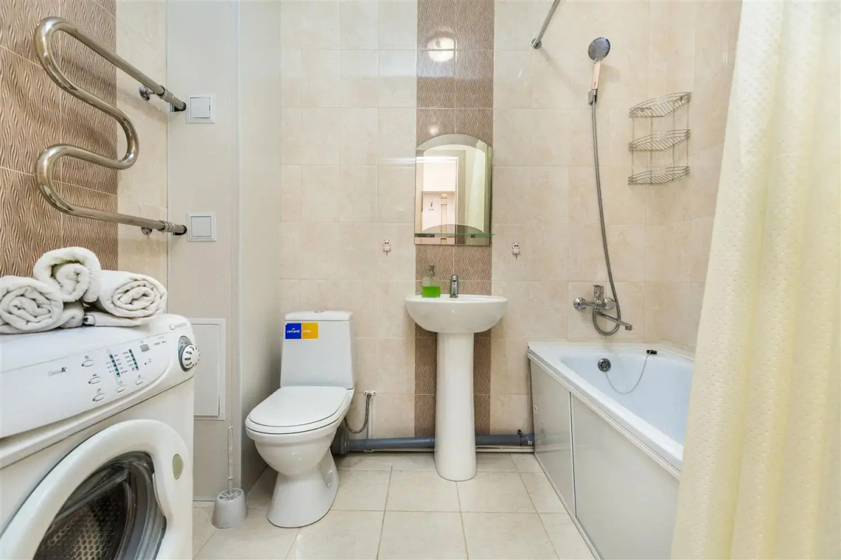 Апартаменты студия в ярких тонах в центре Тюмени