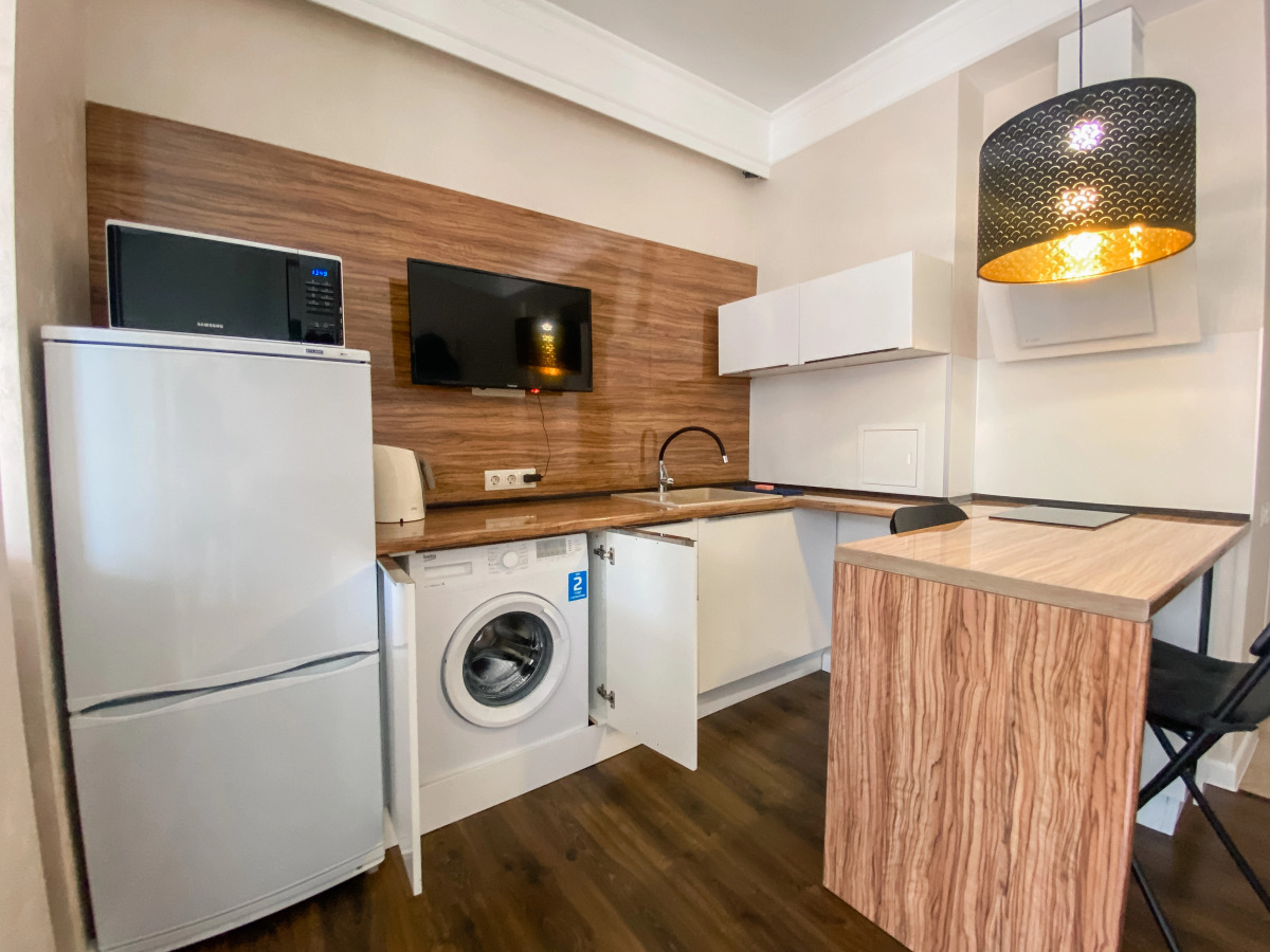 Студия с панорамным видом на центральной улице