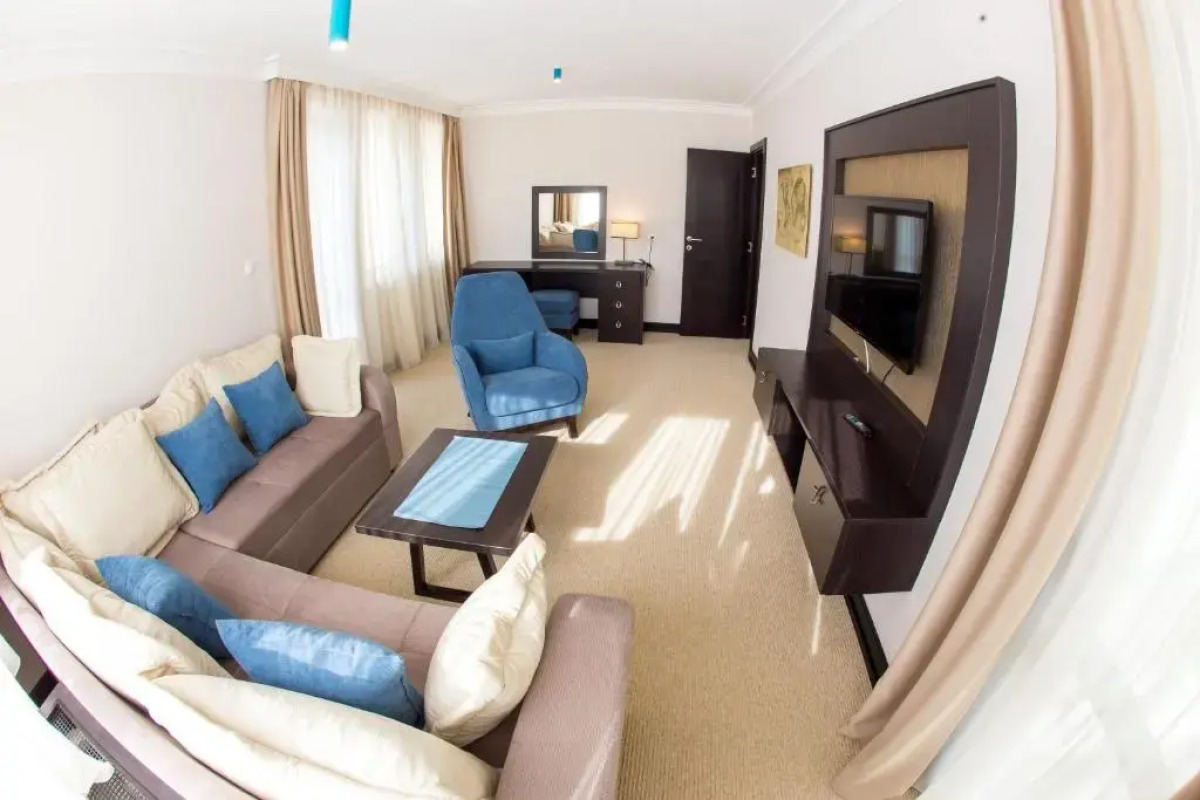 Отель Swiss Holiday