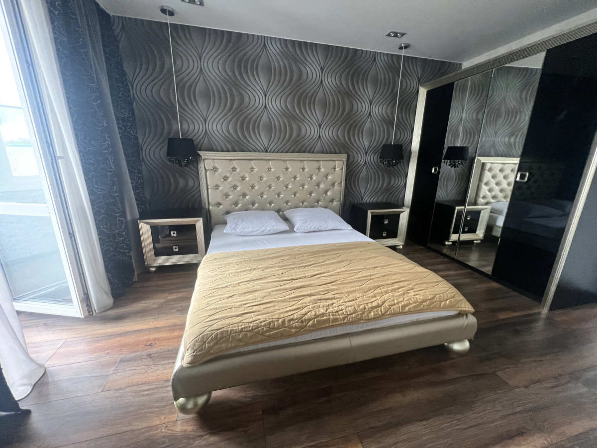 Квартира Трехкомнатная у Набережной Грина