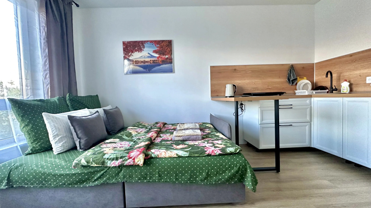 Апартаменты Истоман Two с видом на пруд