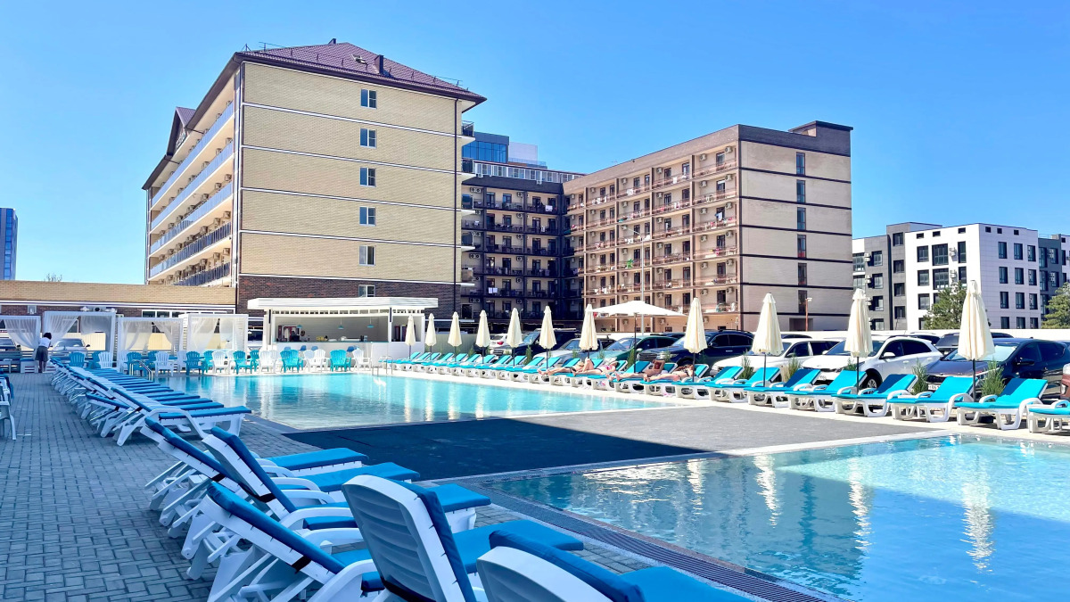 Апартаменты с бассейном у моря