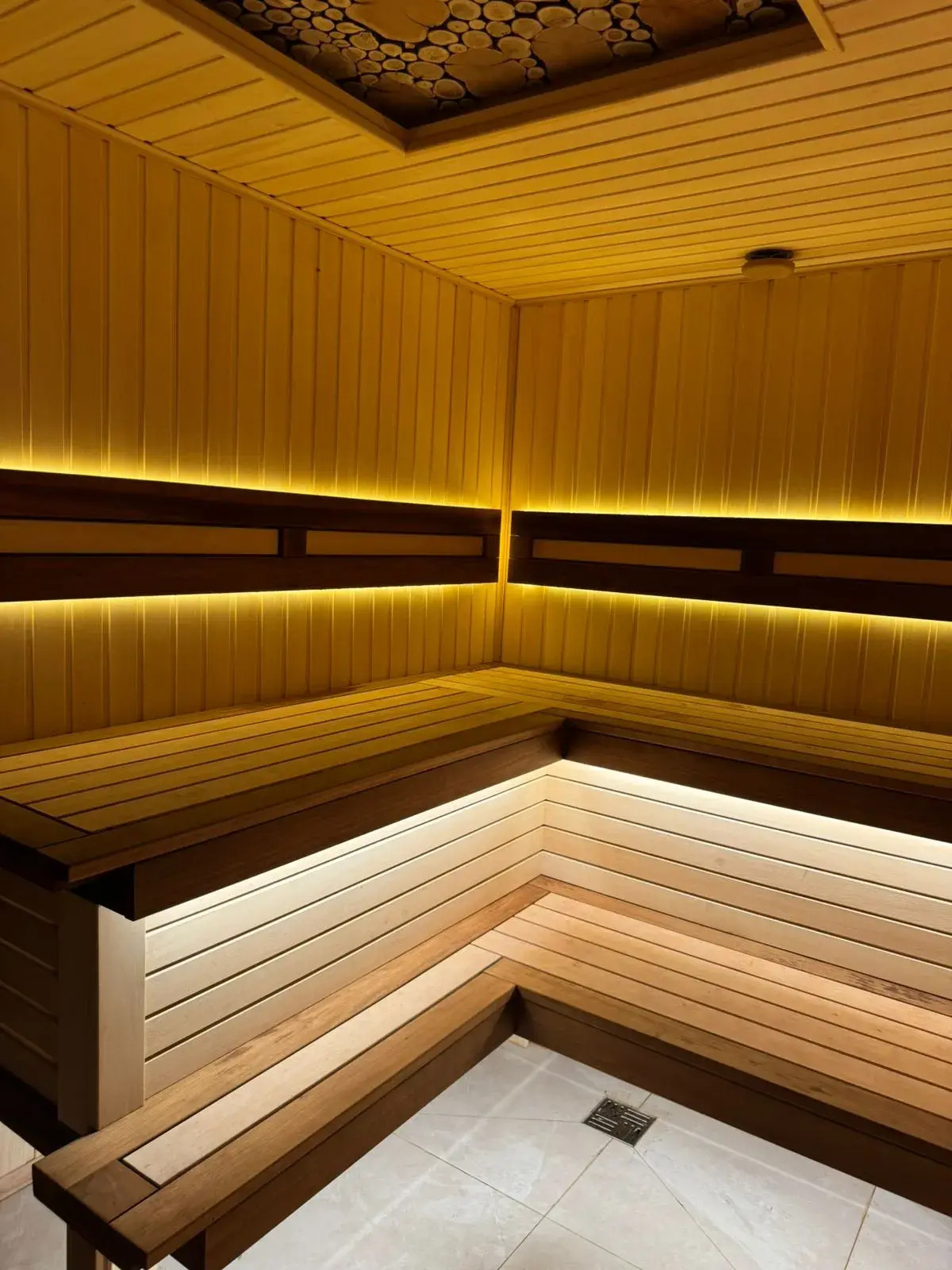 Отель Амаро