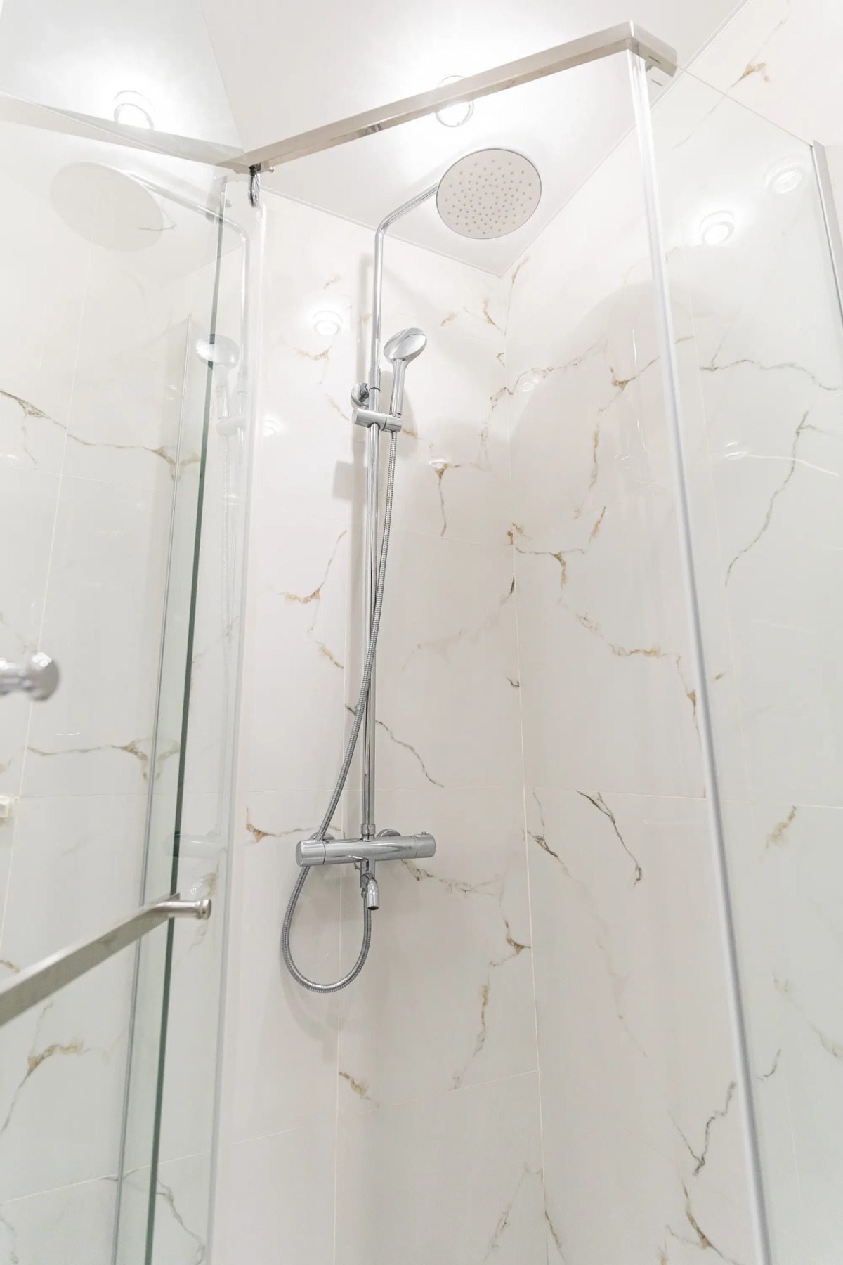 Апартаменты в Совpeмeннoм ЖK в Пяти Минутaх Ходьбы oт Мopя от LеtоApart