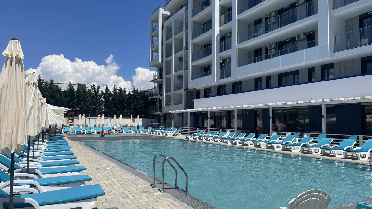 Апартаменты с бассейном у моря