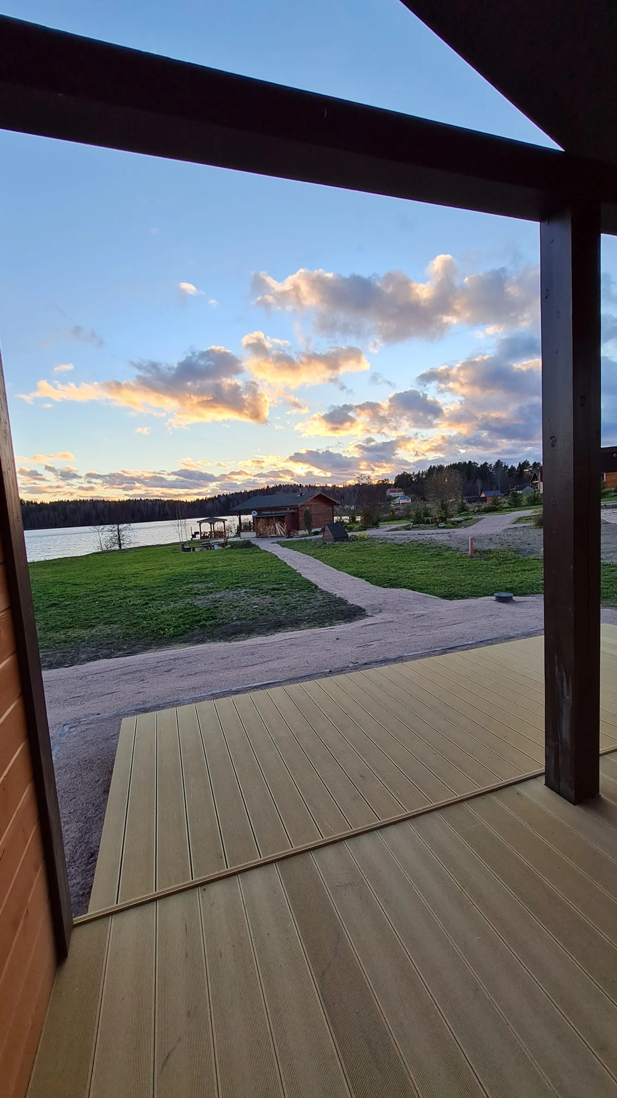 Semenyij Domik U Ozera V Karelii	