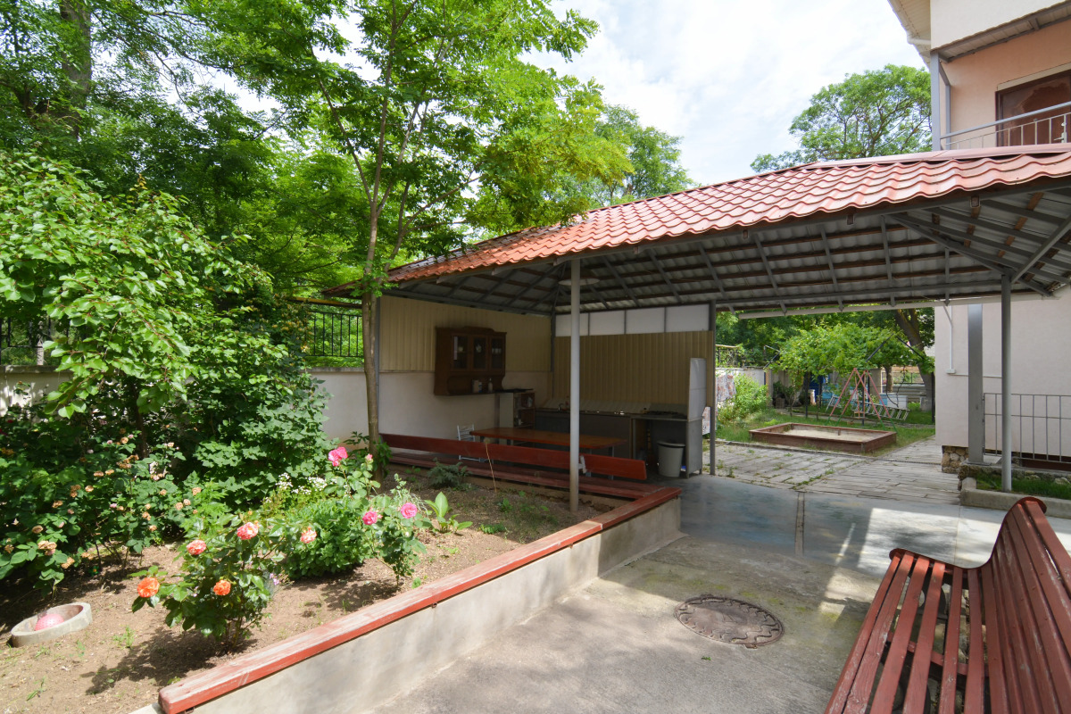 Отель Пчела