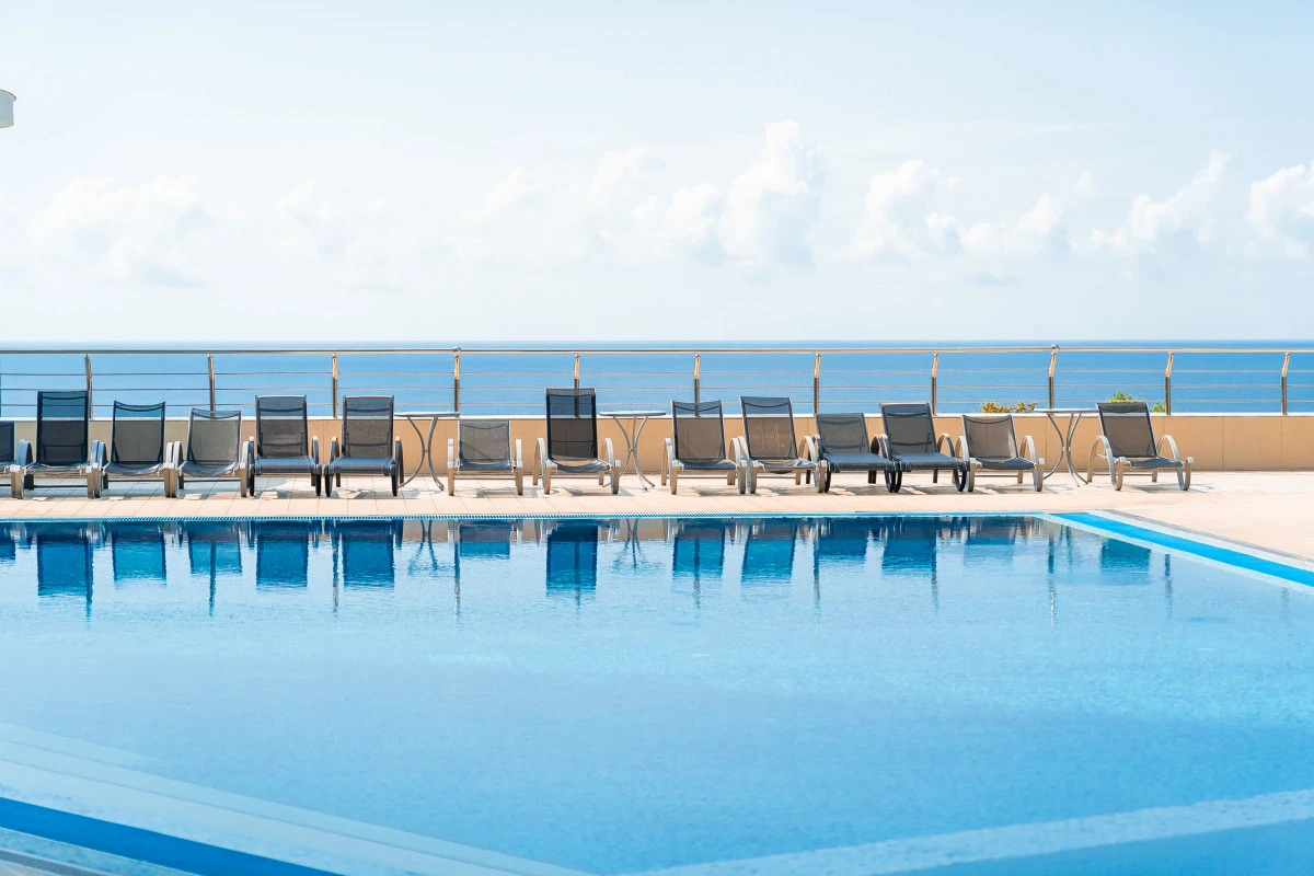 Квартира с двумя террасами и бассейном