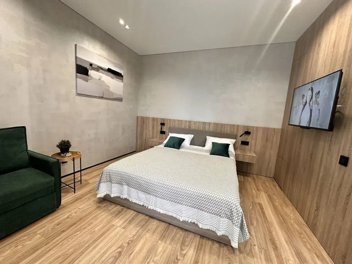 Апартаменты на втором этаже с балкoном