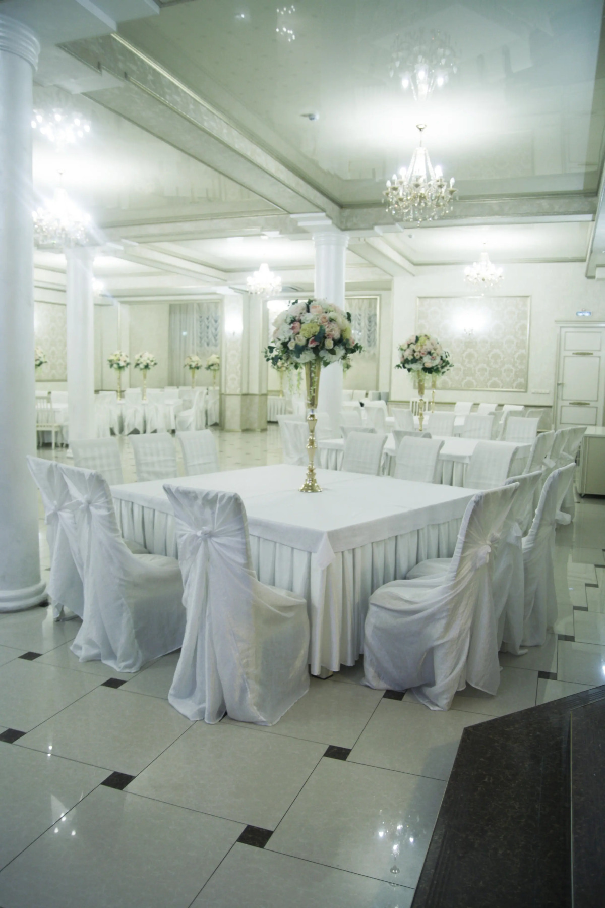 Моцарт Холл