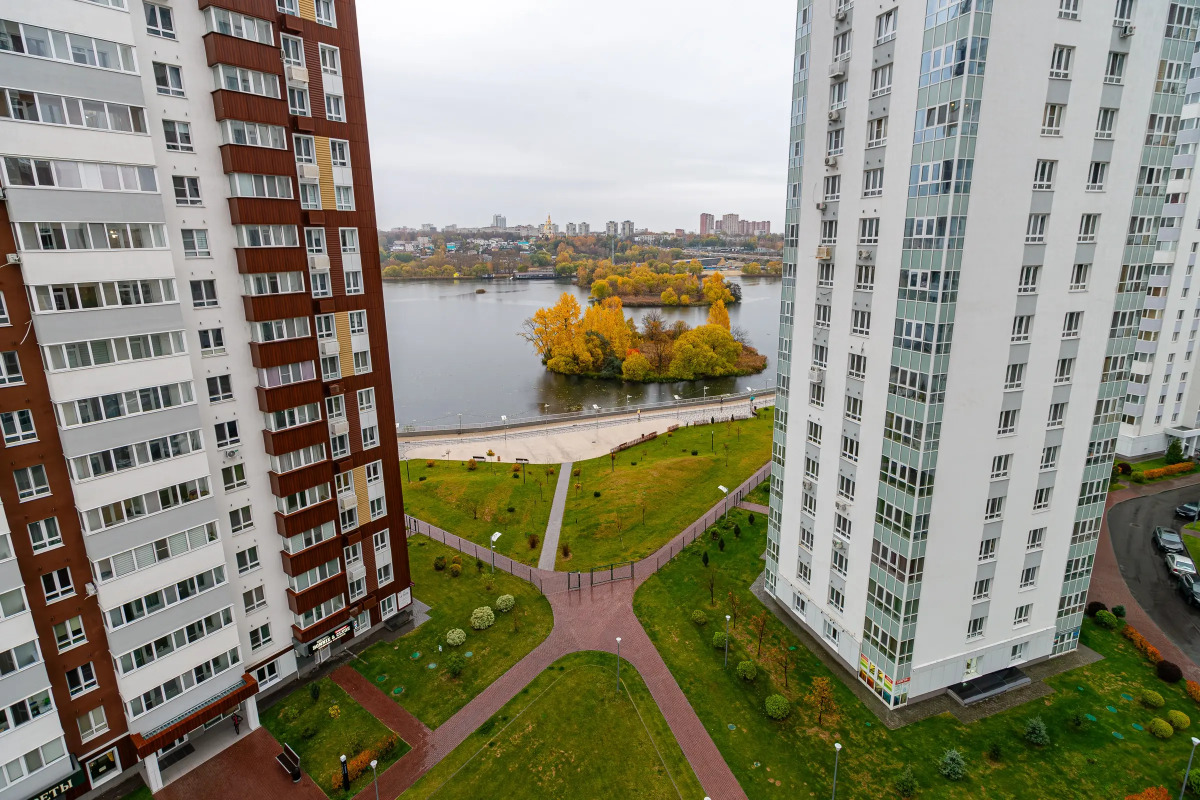 Апартаменты с панорамными окнами на набережной реки