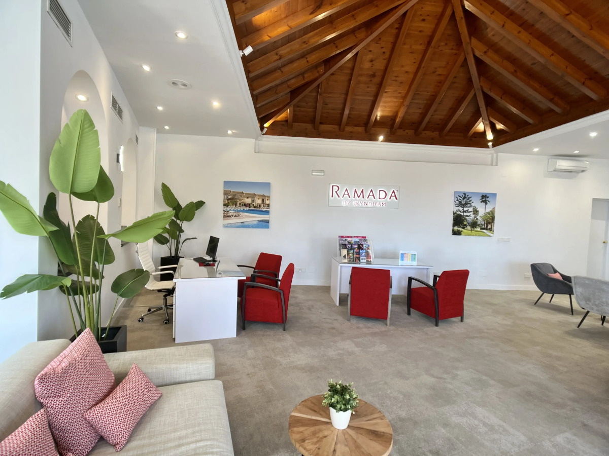Курортный отель Ramada Hotel & Suites by Wyndham Costa del Sol