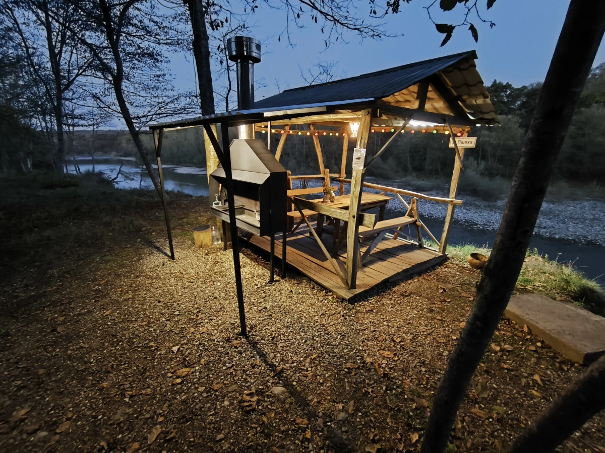 Частный дом у горной реки