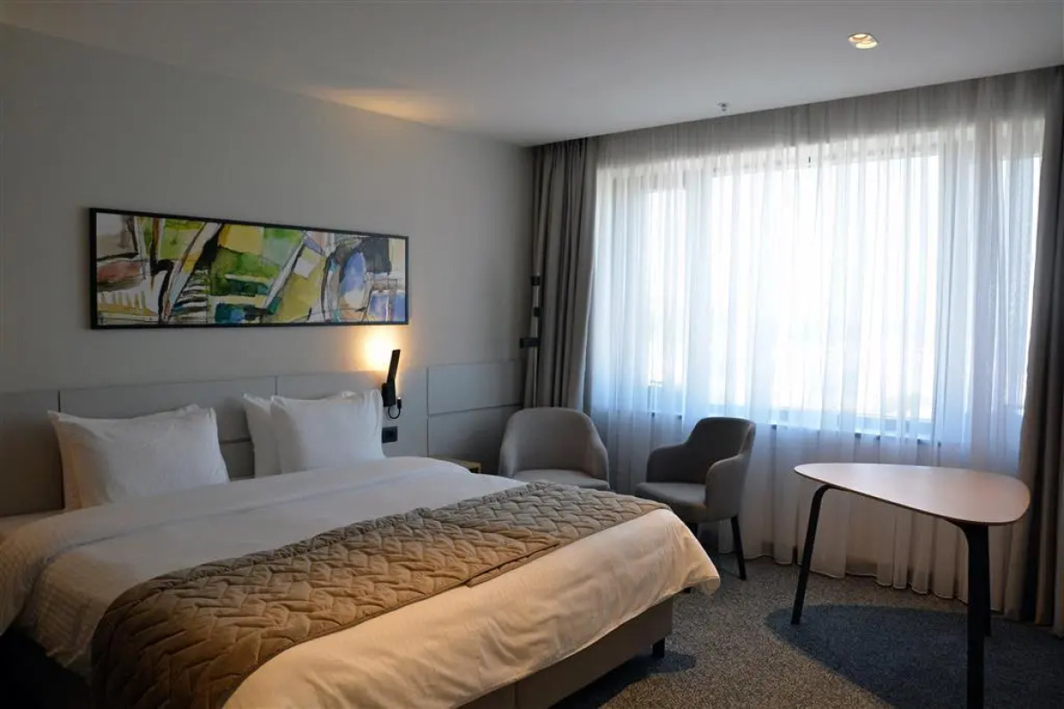 Отель Mona Plaza