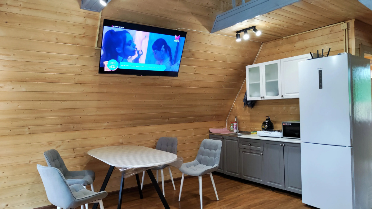 Частный дом Новый 6 местный дом у озера с банным чаном и баней.