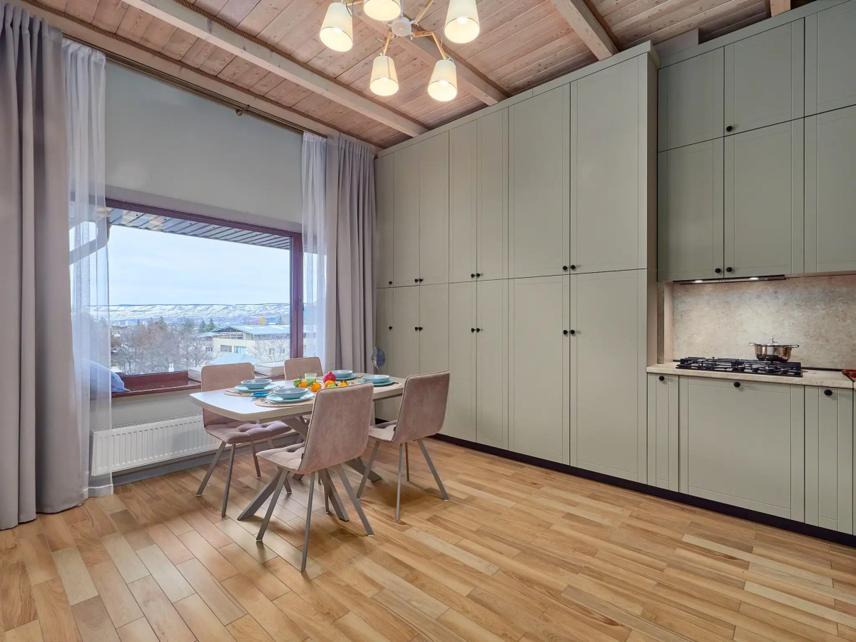 Апартаменты Ирис от Ирины Савельевой В центре города у Каскадной лестницы С завораживающим видом на Боргустанский хребет 6 этаж