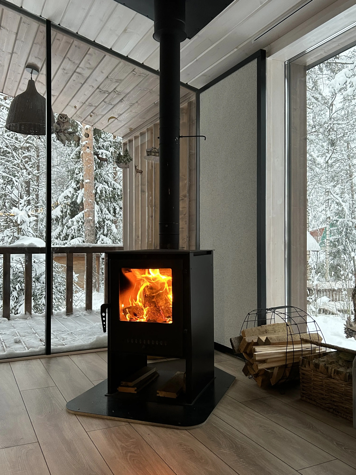 Частный дом у озера с террасой Сосновый дом