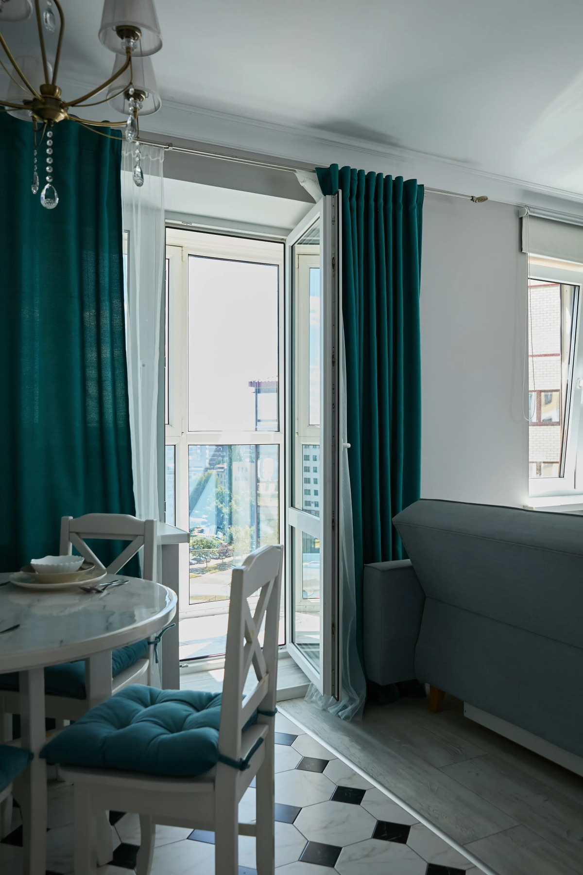 Апартаменты Luma White #2 в центре города с красивым видом на балконе