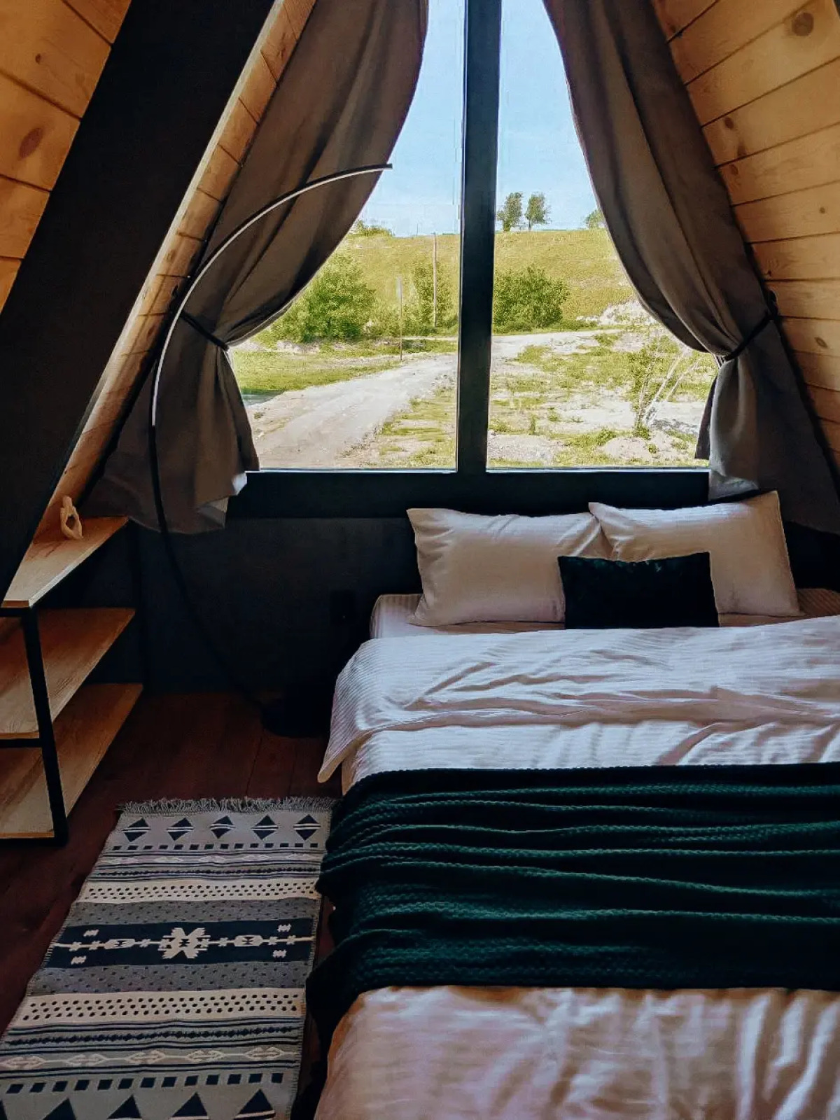 Шале А-фрейм с панорамным остеклением и террасой