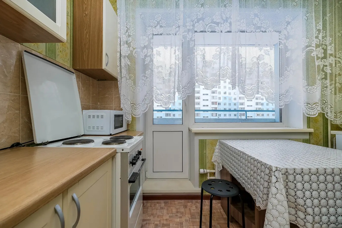 Квартира рядом с Мнтк им. Федорова и Ск Заря