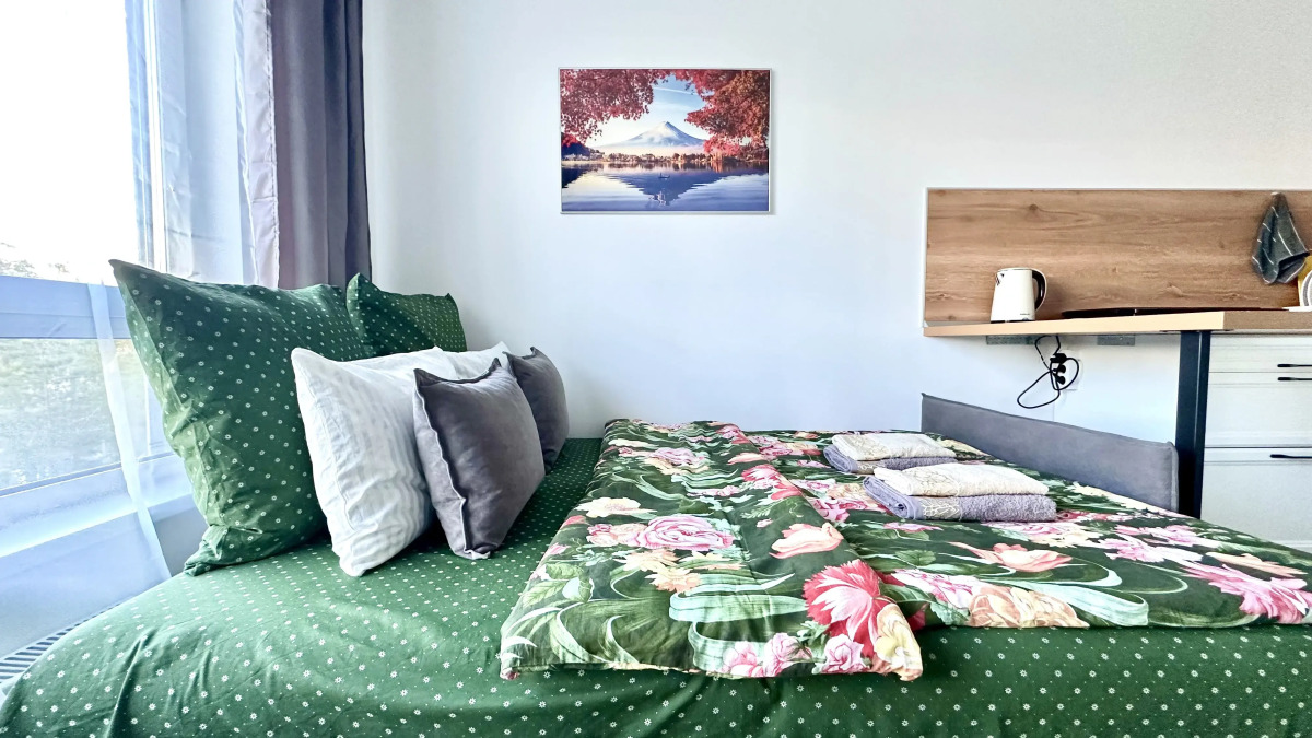 Апартаменты Истоман Two с видом на пруд