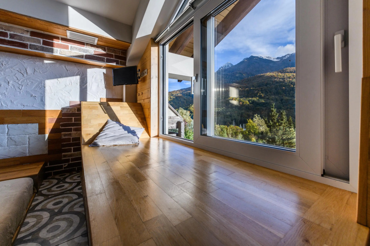 Апартаменты Оплот ETHNICA Дизайн Студия | 40м² | 3 Этаж Ваше Окно в Горы