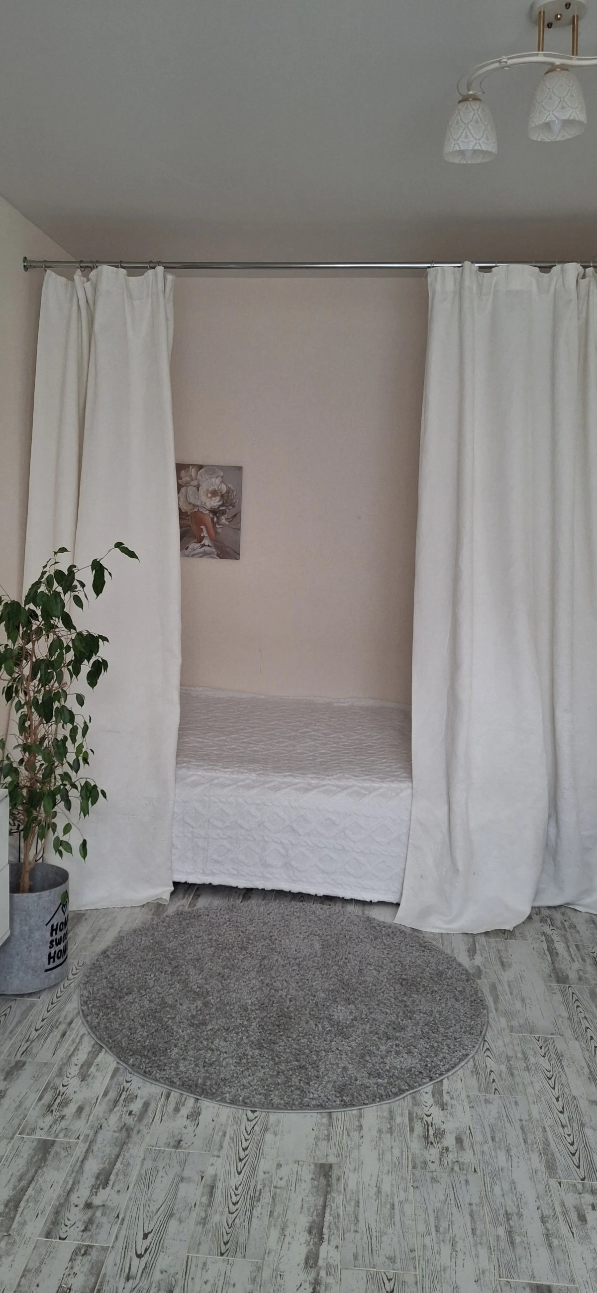 Квартира с подвесными креслами из ротанга на панорамной лоджии