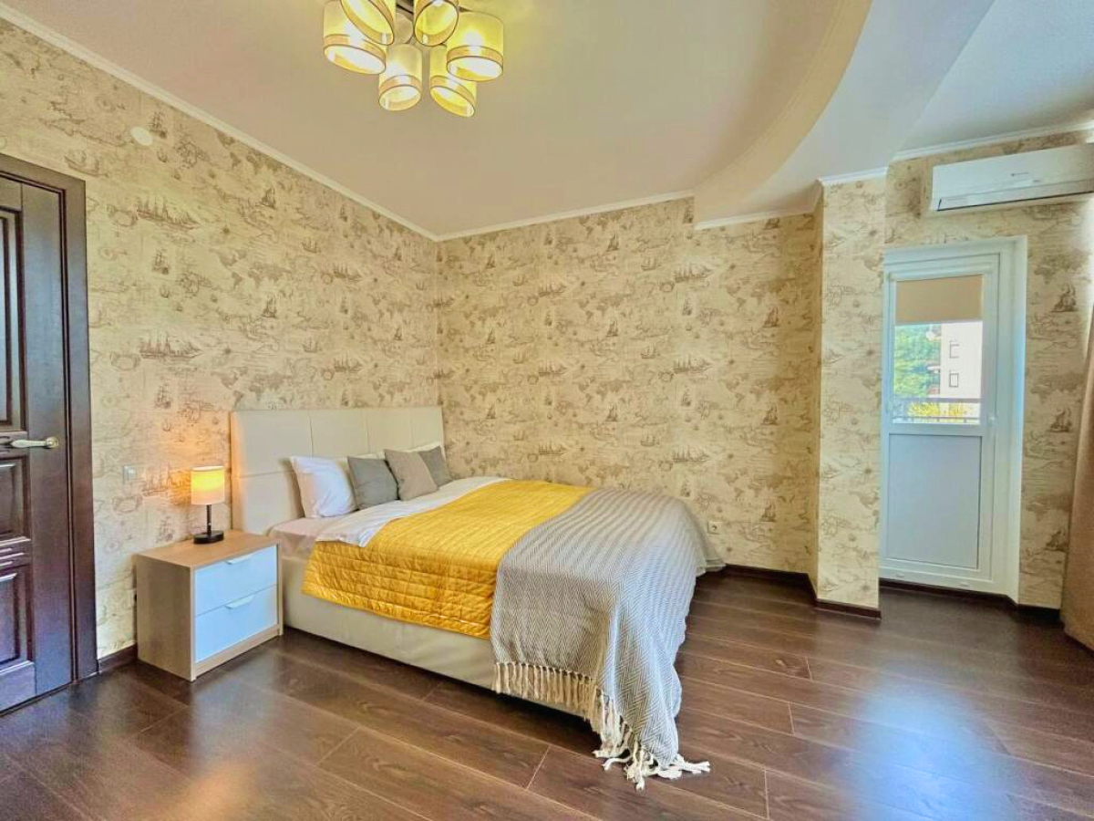 Улучшенные трехкомнатные апартаменты с террасой