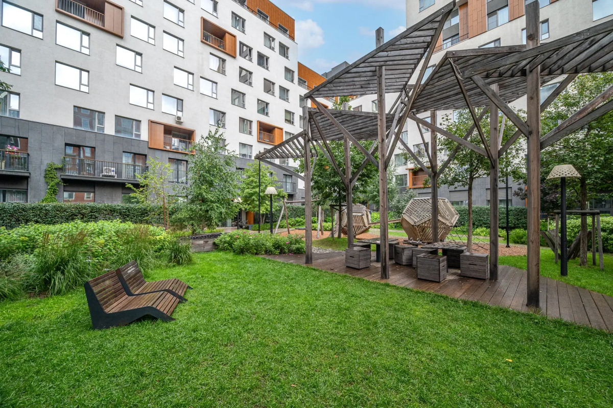 Студия у Метро Космонавтов