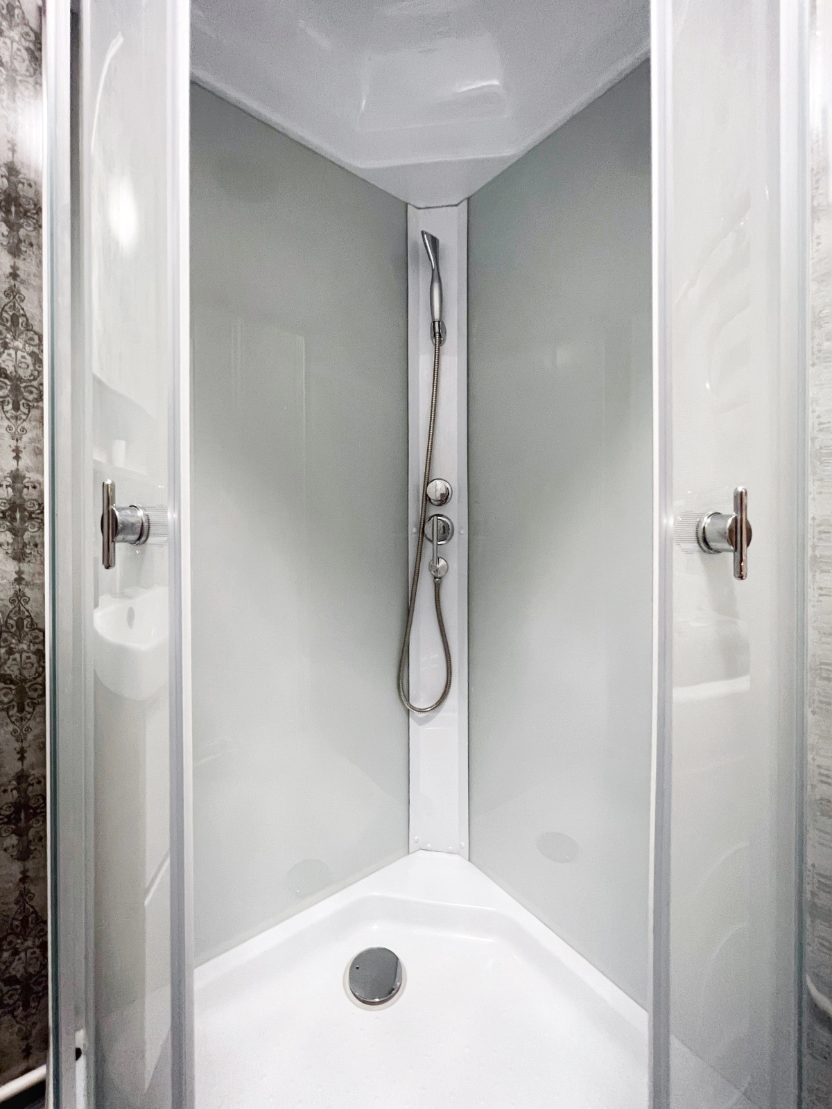 Апартаменты Granada дизайнерская квартира-студия с новым ремонтом в самом центре города