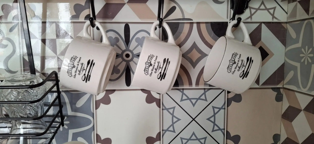 Квартира с подвесными креслами из ротанга на панорамной лоджии